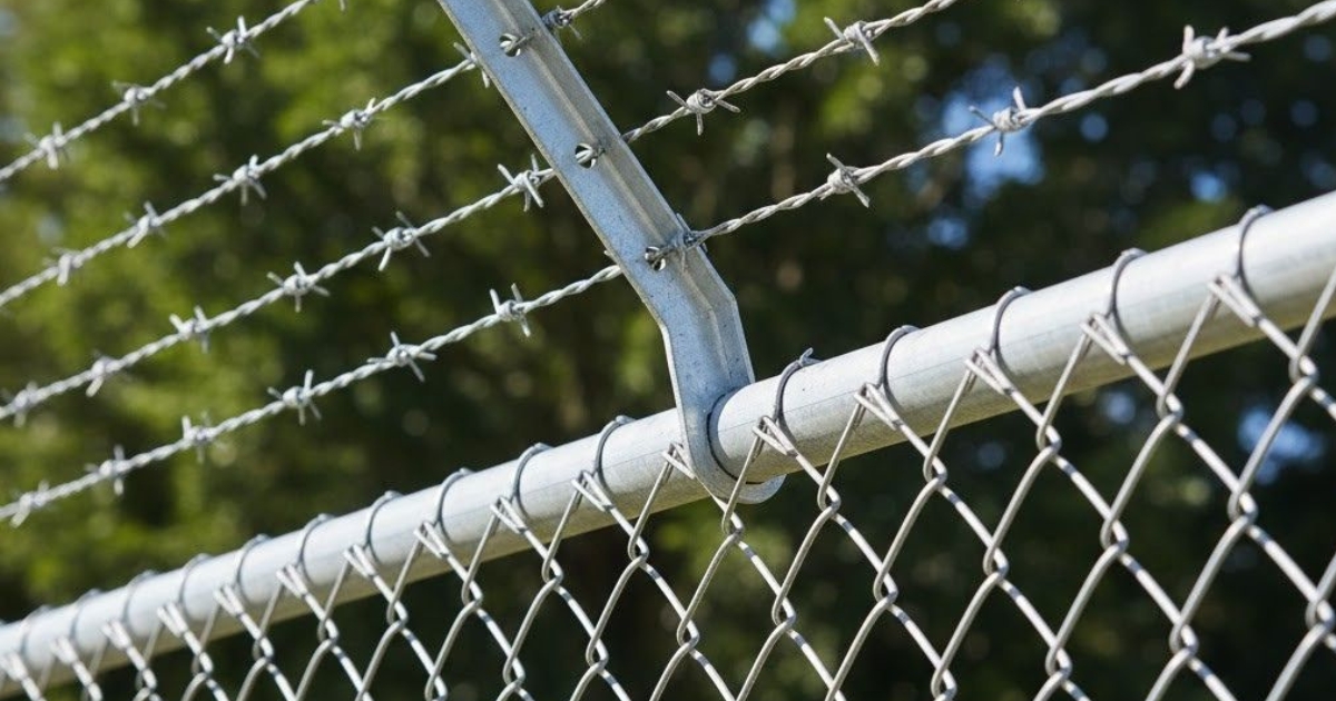 Read more about the article Barbed Wire Fence vs Chain Link Fence – Which One Should You Choose?
